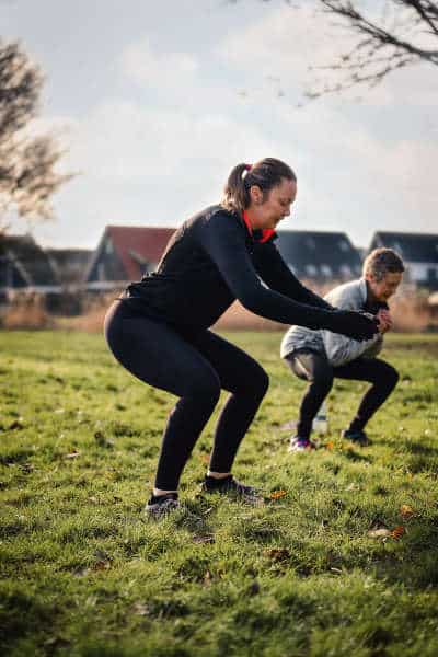 2 vrouwen doen outdoor squats